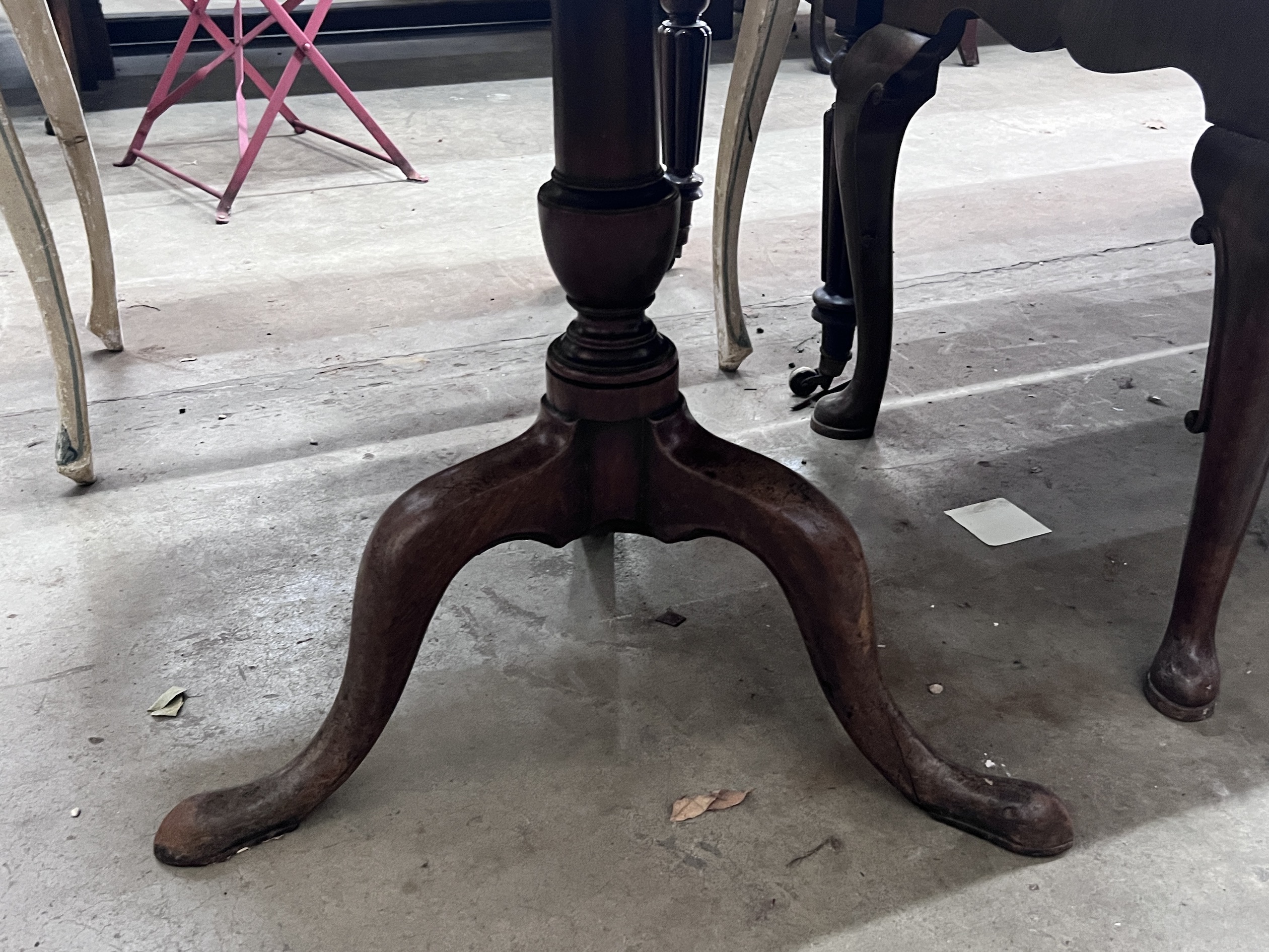 A George III mahogany circular tilt top tea table, diameter 91cm, height 70cm